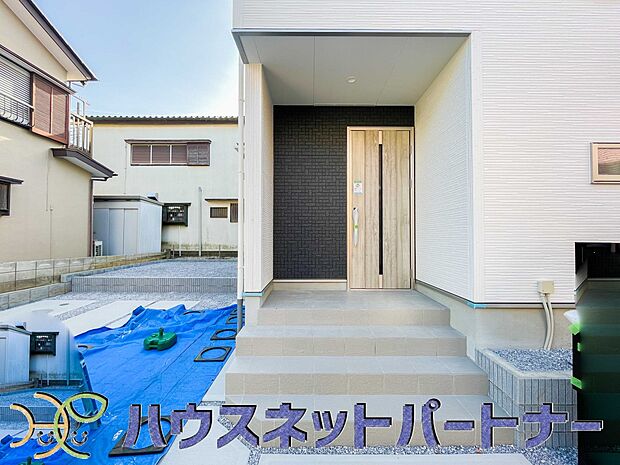 お客様も迎える玄関は高級感のある造りです。