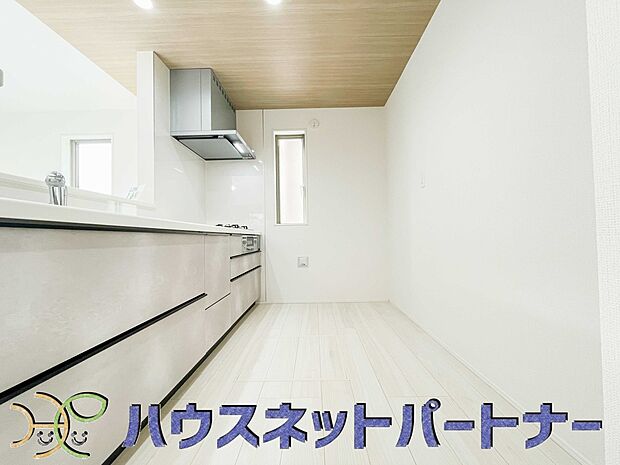 明るい自然光が入る作業スペースを多くとった壁付けキッチン採用。夫婦揃ってキッチンに立っても調理がしやすく、家事をしながら会話も弾みます。食器類もすっきりと片付く収納力。