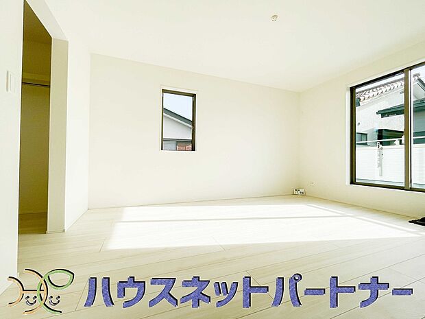 バルコニーに直接出入りできるお部屋です。ちょっと外の空気を吸いたい時や、ベランダでミニガーデニングなども楽しめそうです。