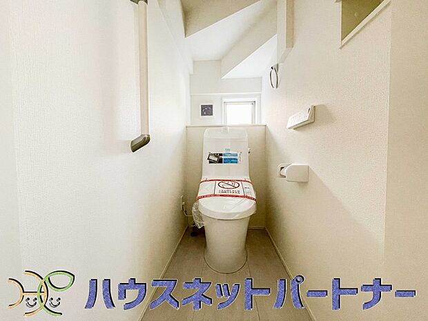 シャワー付きトイレは2ヶ所。安全性を考慮して手すりを付けています。