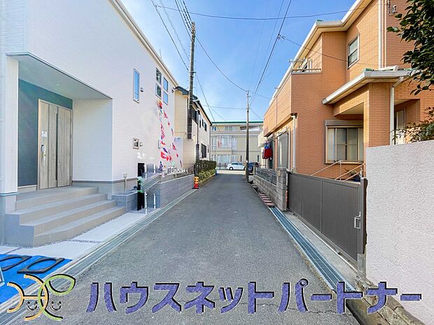 都会的な、ハイセンスな時間とともに、対照的な成熟した街並みを併せ持つことも、この邸宅の大きな特徴です。完成した現地をご体感下さい。