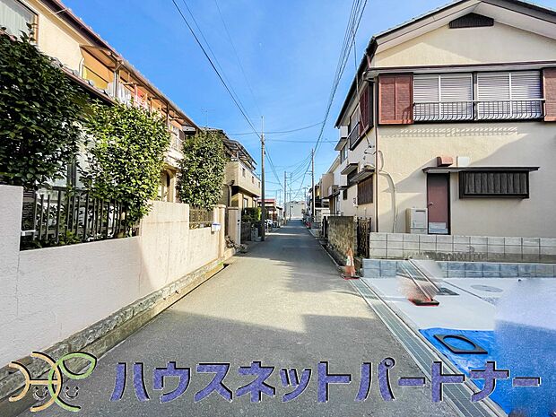 前面道路でお車を駐車するのも楽々。