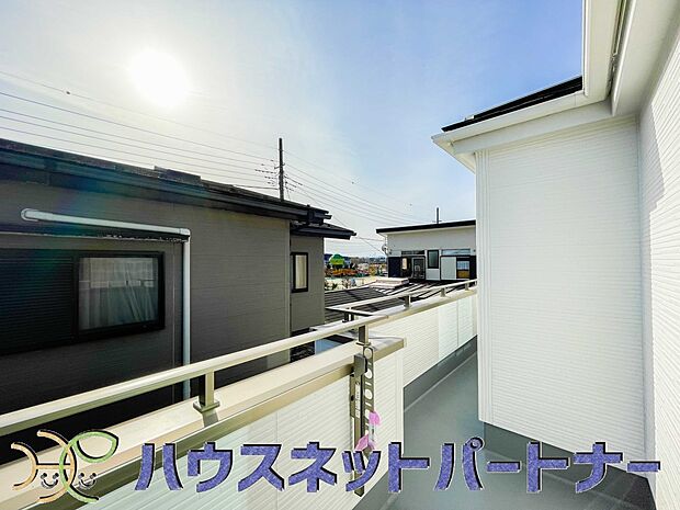 南向きバルコニーから明るい陽射しと爽やかな風がお部屋へと流れ込む、心地よい空間です。2部屋続きなのでお布団も沢山干せますね。