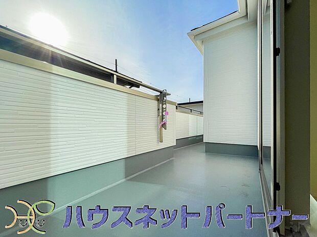 青い空が近くに感じるバルコニーは、爽やかな風をお部屋へ運んでくれます。