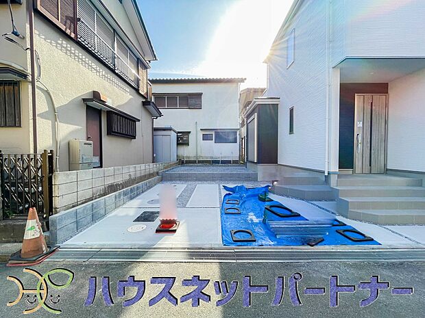 カースペース並列2台可。道路に面したカースペースが2台分あるので、縦列2台のカースペースの様に面倒な車の入替えは必要ありません。ストレスフリーなカーライフを満喫できます。