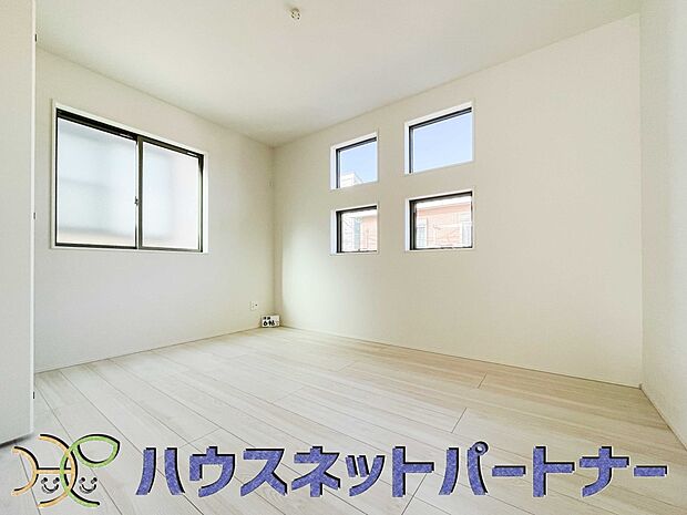 2面窓のある風通しの良いお部屋は心も体も元気にしてくれます。自分だけのお部屋作りを楽しんでみては。