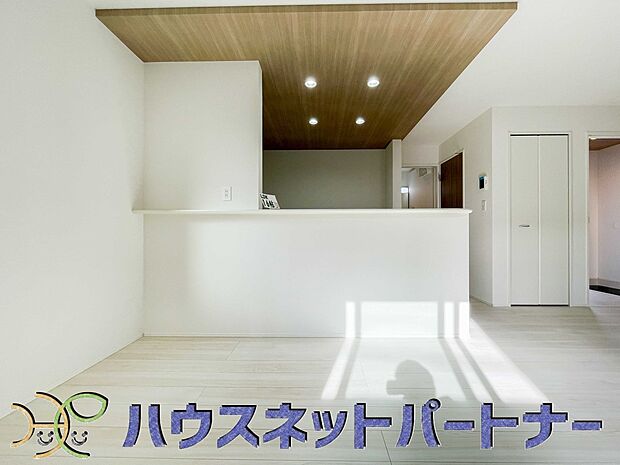 カウンターがあると配膳が楽なことがメリットの一つ。後片付けをするときも、ダイニングテーブルからあまり動かずに流し台へ運ぶことができるので便利です♪