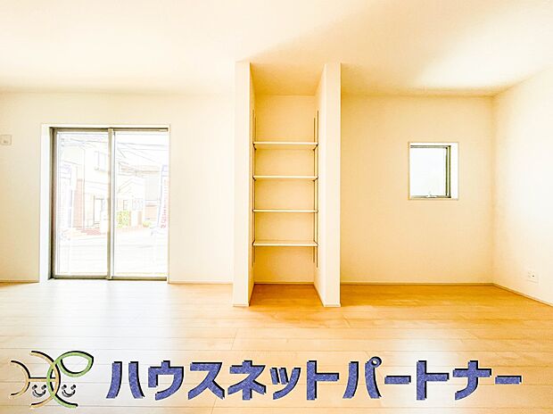 リビングにある便利な棚。