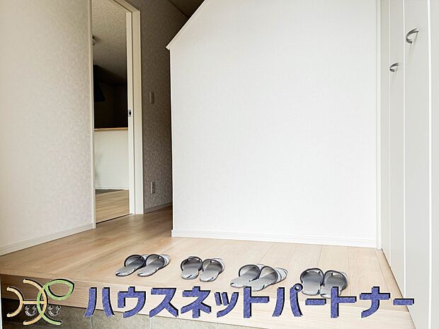 玄関扉を開くとゆったりとした空間。この感動を現地で是非体感してみて下さい。