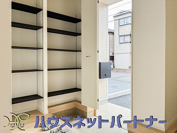シューズボックはワイドなのでたくさんの靴が収納できます。玄関をスッキリと使えます。