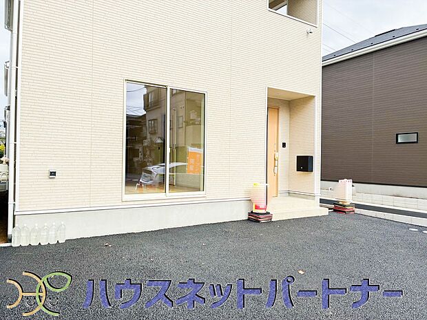 玄関前に季節のお花を置いて可愛く演出してみてはいかがですか。楽しいお家造りが待っています。