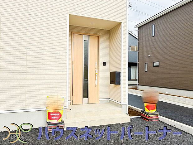 玄関の扉を開けるとそこは家族の待つお家。笑い声が聞こえてきそう。