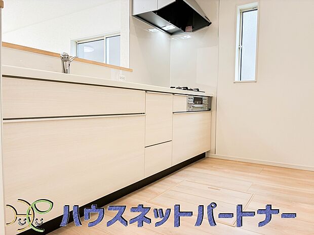 カウンターキッチンは広くて収納力もあるので、快適に料理をすることができます。食器や炊事用具を手の届くところに配置しやすいため調理もスピーディーです。