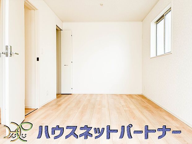 明るい窓のあるお部屋は子供部屋にぴったり。可愛い家具で素敵なお部屋に。