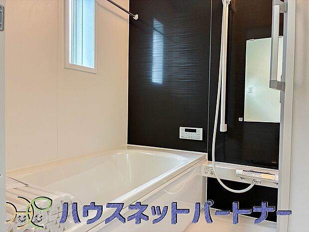 心地よいバスタイムを演出する浴室はゆとりあるサイズを採用。保温機能付き、汚れをはじく有機ガラス系の新素材を採用した浴室。美しく機能的な設備を採用。