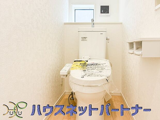 小窓を設置する事により明るく、通気性の良いトイレとなっております。中はゆとりのある大きさを確保しておりますので、ゆったりとお使い頂けます。
