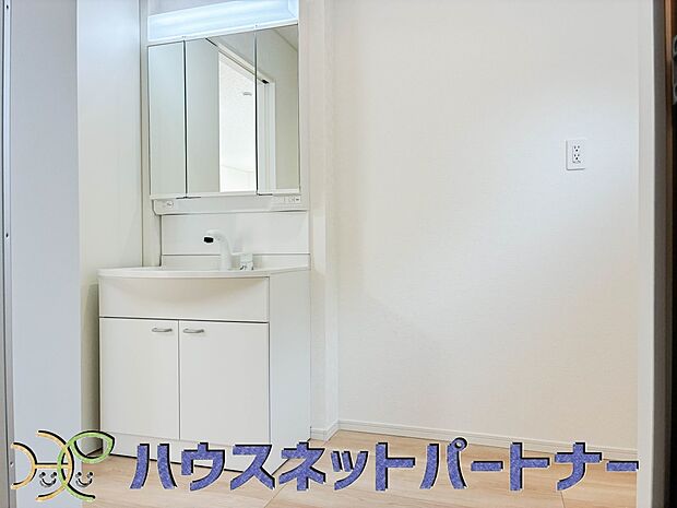 大きく見やすい三面鏡で清潔感ある洗面台は、身だしなみチェックや肌のお手入れに最適です。何かと物が増える場所だからこそ、スッキリと見映えの良い空間に拵えました。