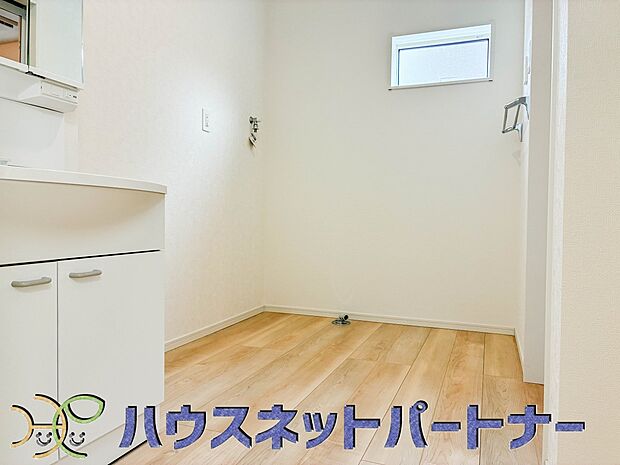 こだわりの洗面室は広くて清潔感があります。