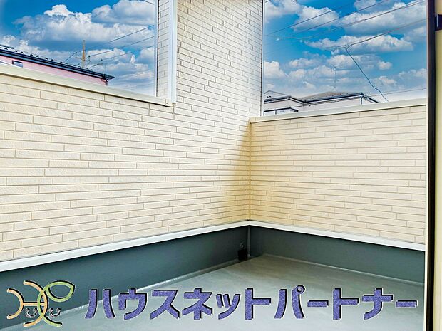 インナーバルコニーの一番のメリットは、雨が降っても使えるという事です。通常、インナーバルコニーは、上の屋根が掛かっていますので雨に濡れることがほとんどありません。