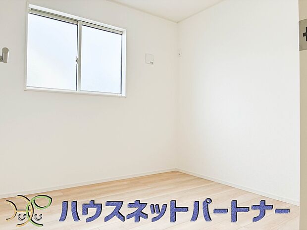 柔らかな日差しが入る洋室は落ち着いた雰囲気のお部屋です。ベッドを置いてゆったりと心も体も休まるお部屋へ。