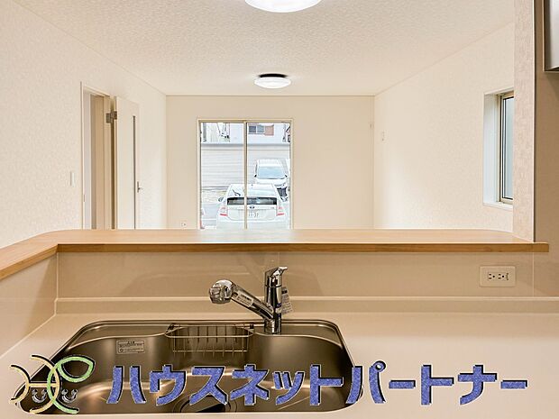 カウンターキッチンなら、リビングで遊ぶ子供の様子を見ながら料理ができるので安心です。料理を運んでもらったり、子供にお手伝いしてもらいやすいのもいいですね♪