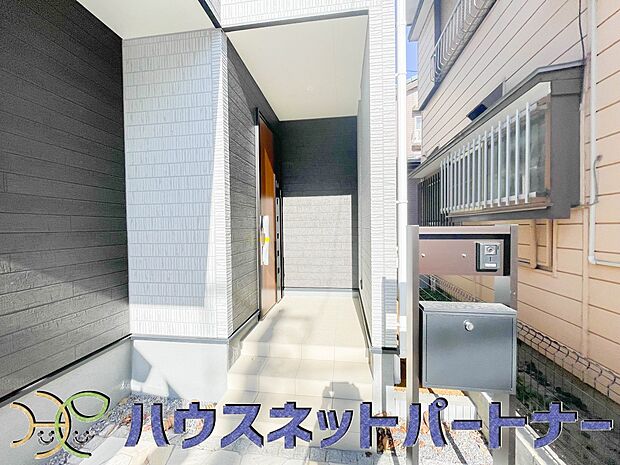 玄関前に季節のお花を置いて可愛く演出してみてはいかがですか。楽しいお家造りが待っています。