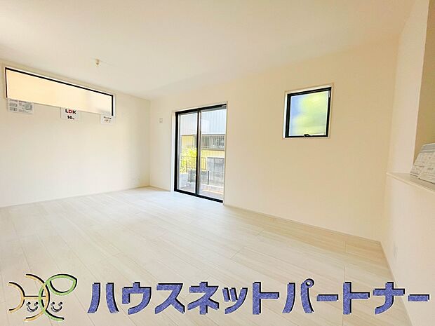 明るい日差し入るリビングは、お友達を招きパーティーが楽しめる広さですよ。