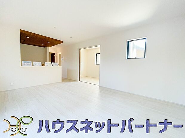 家族でくつろぐリビングは16帖。日当たりも良く、風通しも優れています。