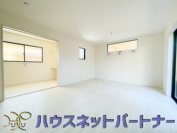 太陽の光が照らす明るいリビングは、開放感があり通風・採光に優れ、心地よい光と風が舞い込んできます。心休まるリビングは何よりも快適な時間を過ごせます。