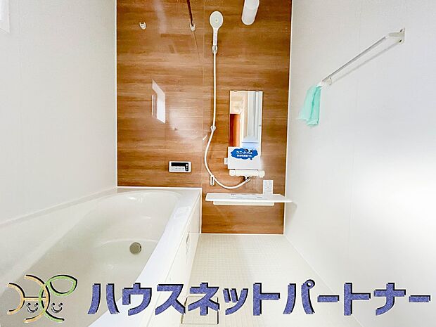 高級感溢れるカラーと大きさ・柔らかな曲線で構成された半身浴も楽しめるバスタブが心地よさをもたらします。