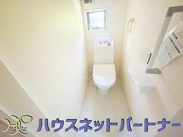 小窓を設置する事により明るく、通気性の良いトイレとなっております。中はゆとりのある大きさを確保しておりますので、ゆったりとお使い頂けます。 