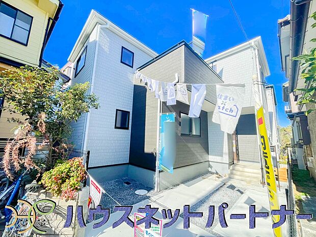 堂々たる趣ながら、主張し過ぎずどこか余裕を感じさせるシャープなフォルムで佇む邸宅は、晴天の空と照らし合わせる事で、本来あるべき完成形の姿を見せてくれます。