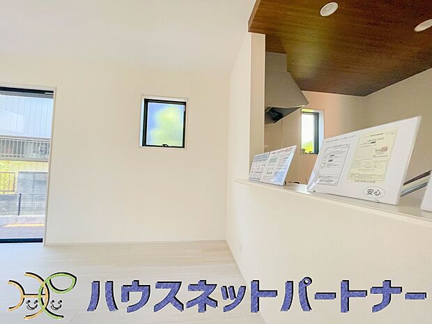 カウンターキッチンなら、リビングで遊ぶ子供の様子を見ながら料理ができるので安心です。料理を運んでもらったり、子供にお手伝いしてもらいやすいのもいいですね。