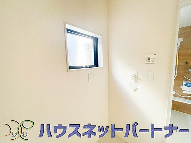 毎日使う洗濯機。しっかりと奥行きのある置き場が確保されています。