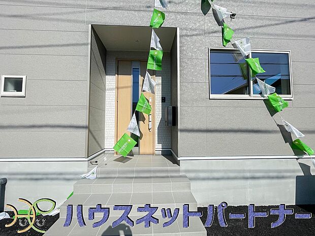 玄関の扉を開けるとそこは家族の待つお家。笑い声が聞こえてきそう。