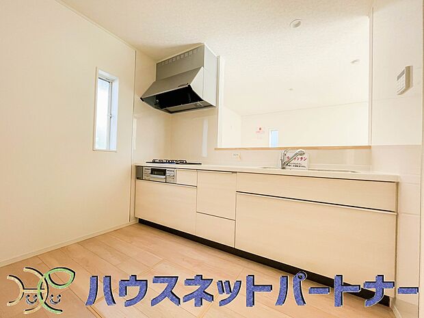 三口コンロで料理の幅を拡げてくれる使いやすいシステムキッチンを採用。洗い場も大きいので野菜や食器を洗ったりする際にも捗り、奥様の強い味方となってくれるはずです。