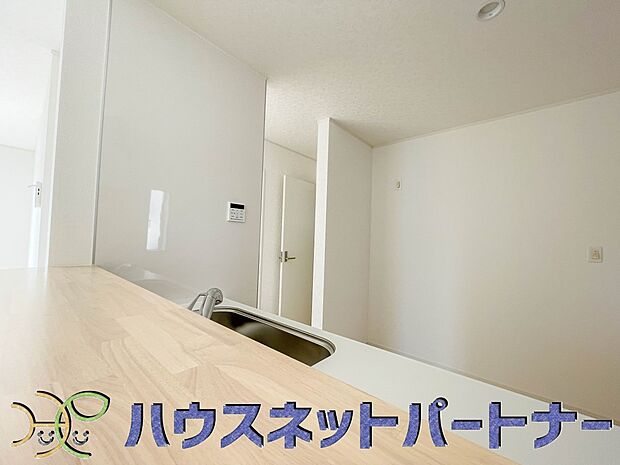 キッチン吊戸棚を無くす事によって、コミュニケーションを重視した設計に致しました。区画によって変わる一体感を、実際にご覧になって頂けましたらと思います。 