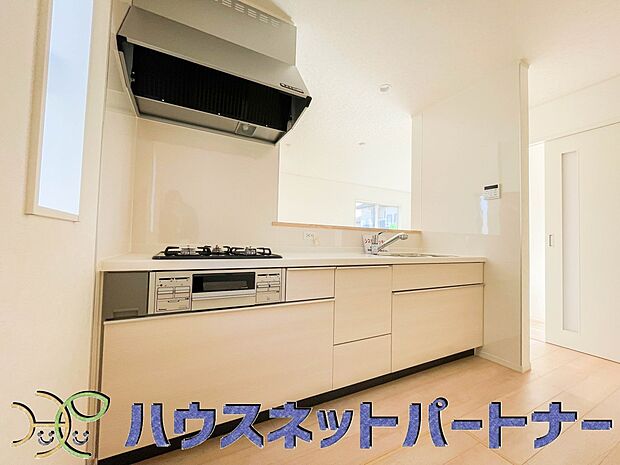 カウンターキッチンは広くて収納力もあるので、快適に料理をすることができます。食器や炊事用具を手の届くところに配置しやすいため調理もスピーディーです。