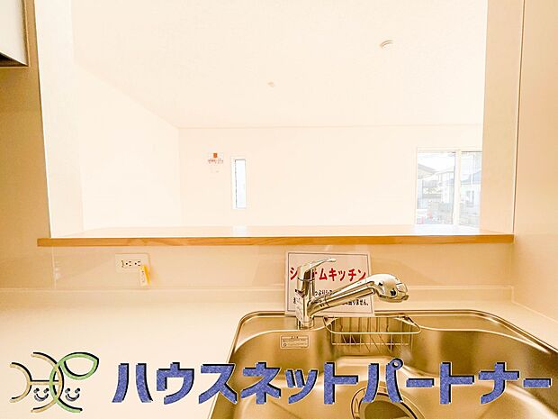 カウンターキッチンなら、リビングで遊ぶ子供の様子を見ながら料理ができるので安心です。料理を運んでもらったり、子供にお手伝いしてもらいやすいのもいいですね。