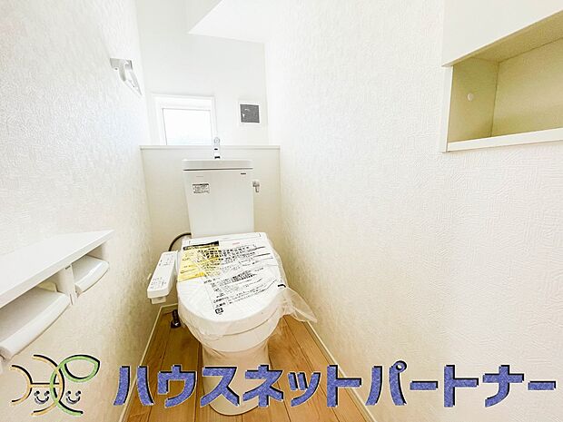 小窓を設置する事により明るく、通気性の良いトイレとなっております。中はゆとりのある大きさを確保しておりますので、ゆったりとお使い頂けます。 
