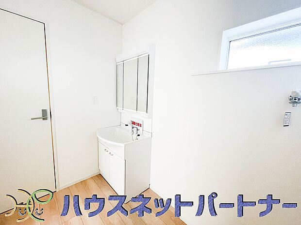 家の中でも特にプライベートスペースとなる洗面所は、洗濯場所と浴室を同じ空間でまとめております。小窓を設置しておりますので、熱気などが籠りやすい空間でちょっとした空気の入れ替えを。