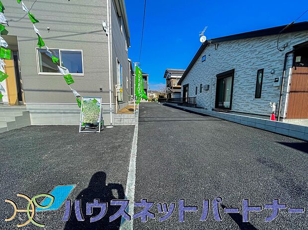 前面道路でお車を駐車するのも楽々。