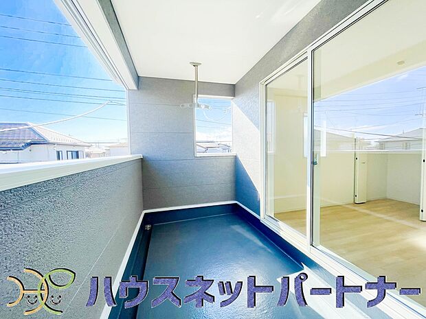 青い空が近くに感じるバルコニーは、爽やかな風をお部屋へ運んでくれます。