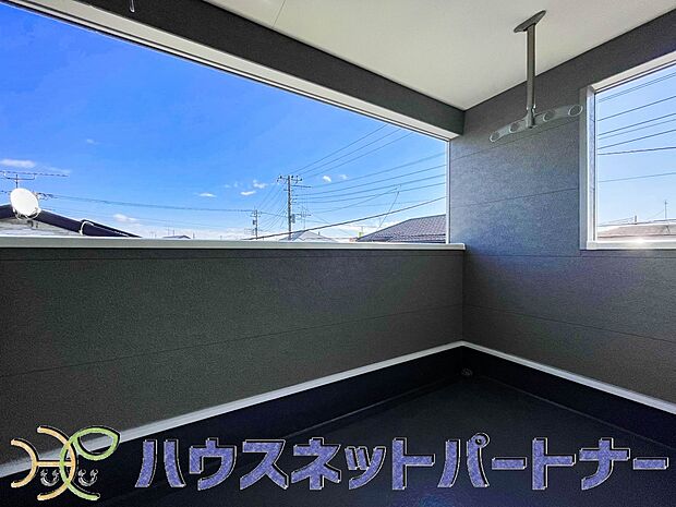 朝の澄んだ空気や、夕方に吹く清々しい風を五感で感じられるバルコニー。住まいの中で屋外にあって、本当の自然を感じられるスペースです。