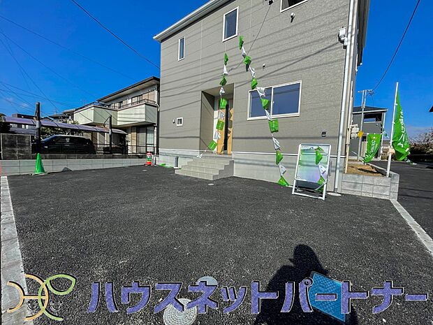 ゆったりとした駐車スペースを確保いたしましたので、大きめのお車でも駐車可能です。自転車やバイクなど、ゆとりのある敷地で置き場所に困ることはないでしょう。