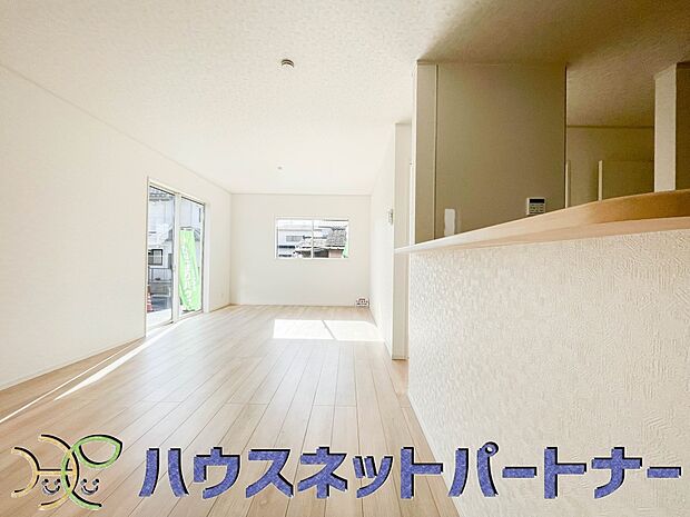 忙しい朝でも家族揃って食事をして頂ける、ゆとりある大きさのダイニングスペース。奥様の手料理をカウンター越しに受けとって頂き、テーブルで囲む素敵な時間を存分にお愉しみ下さい。