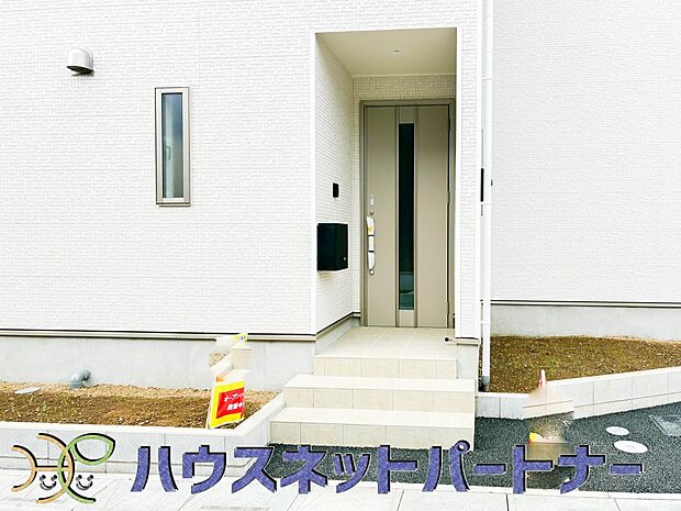 玄関の扉を開けると家族の待つお家。幸せを感じる瞬間です。