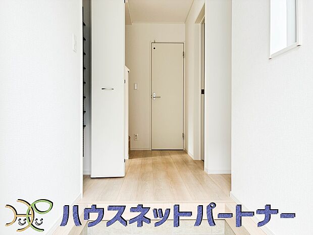 玄関はおうちの顔と言われます。玄関アプローチは、外観デザインの印象を左右します。ご家族の個性を出しながら、素敵な玄関でお客様をお迎えしてください。