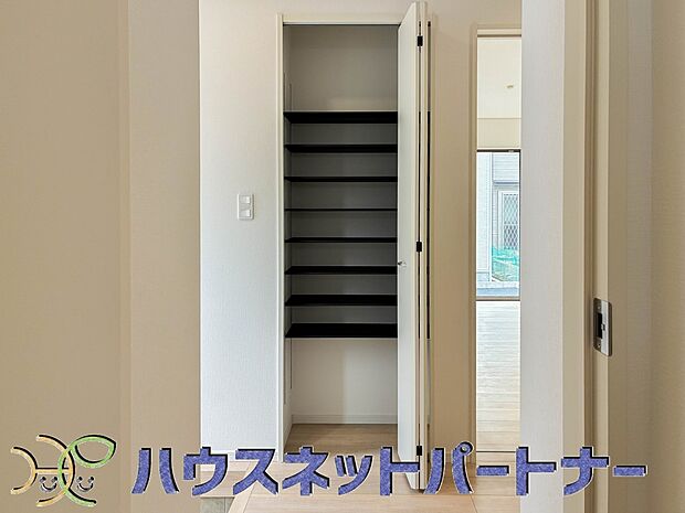 大型のシューズボックスには靴やブーツ、サンダルはもちろん、ハンカチや手袋、バック類などのお出かけ用品、印鑑や朱肉なども収納可能です。