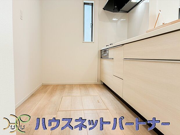 カウンターキッチンは広くて収納力もあるので、快適に料理をすることができます。食器や炊事用具を手の届くところに配置しやすいため調理もスピーディーです。